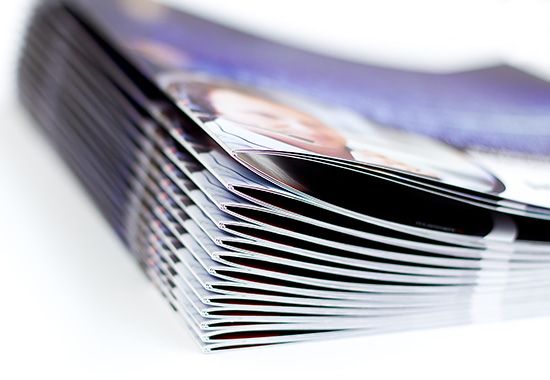 Nahaufnahme eines Stapels gedruckter Broschüren oder Magazine.