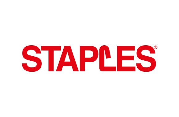 STAPLES – Logo Roter Schriftzug „STAPLES“ mit integriertem Heftklammer-Element im Buchstaben „L“.